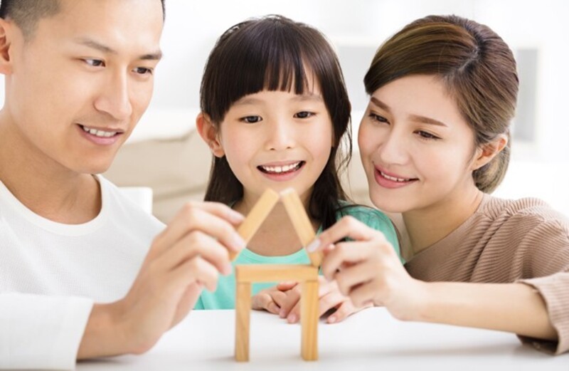 Bố mẹ cùng con làm bài tập toán hiệu quả (Nguồn ảnh: Sưu tầm internet)