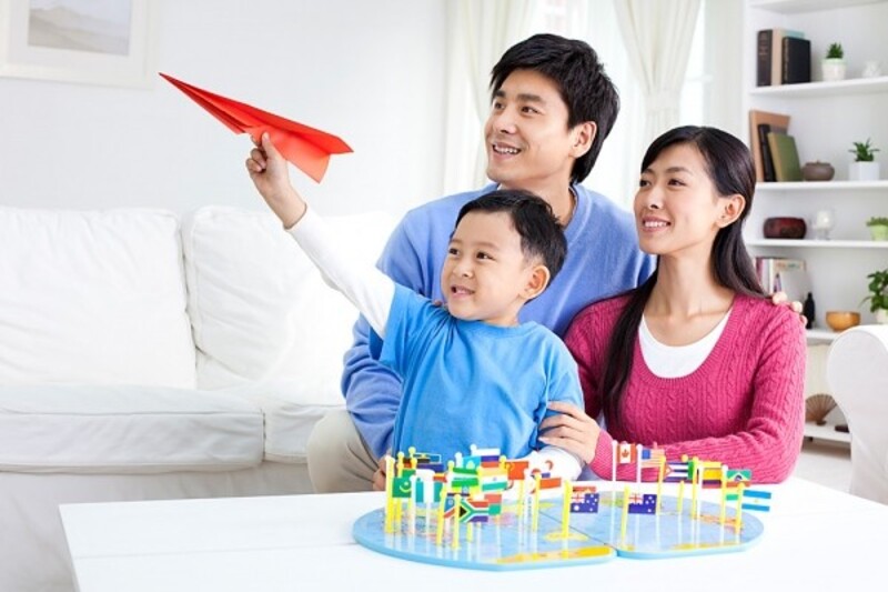 Bố mẹ cho con làm các bài tập với độ khó tăng dần (Nguồn ảnh: Sưu tầm internet)