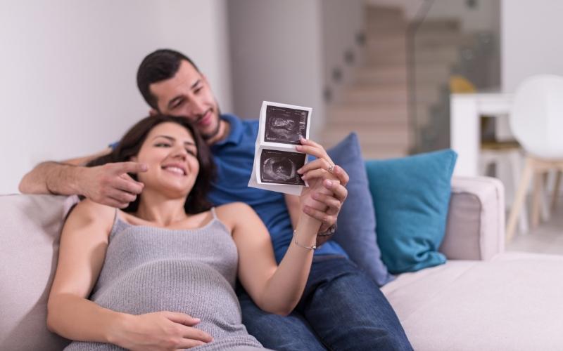 Bà bầu tháng thứ 8 có nên quan hệ với nhiều tư thế khó? (Ảnh: Sưu tầm Internet)