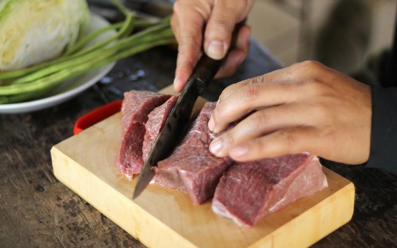Chia nhỏ thịt thành miếng vừa ăn. (Ảnh: Sưu tầm Internet)