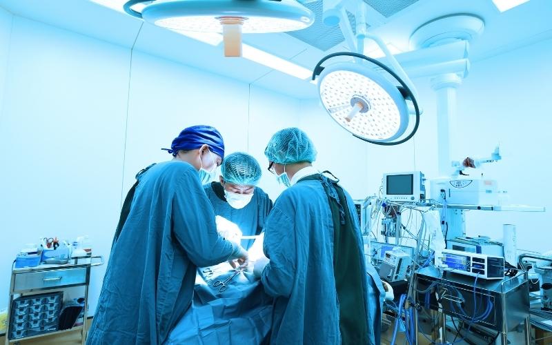 Điều trị vẹo cột sống bằng phương pháp phẫu thuật. (Ảnh: Sưu tầm Internet)