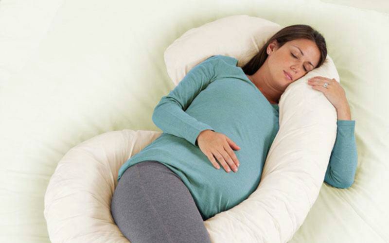 Nghỉ ngơi giúp bà bầu cải thiện tình trạng phù chân. (Ảnh: Sưu tầm Internet)