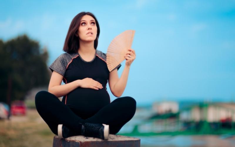 Nhiệt độ cơ thể mẹ bầu tăng do nội tiết tố thay đổi. (Ảnh: Sưu tầm Internet)