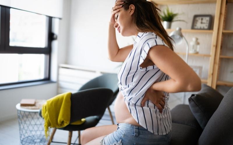 Phụ nữ mang thai bị đau đầu, mờ mắt do bệnh tiền sản giật. (Ảnh: Sưu tầm Internet)