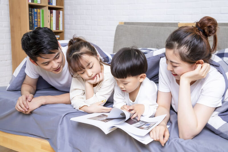 Học chữ qua sách giúp bé có nền tảng kiến thức vững chắc hơn. (Ảnh: Sưu tầm Internet)