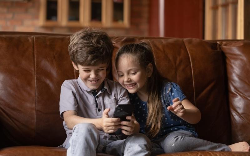 Lợi ích của việc học tập trên thiết bị điện tử. (Ảnh: Sưu tầm Internet) 