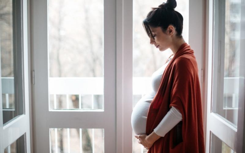 Việc đi lại trở nên khó khăn hơn trong tháng cuối thai kỳ. (Ảnh: Sưu tầm Internet)