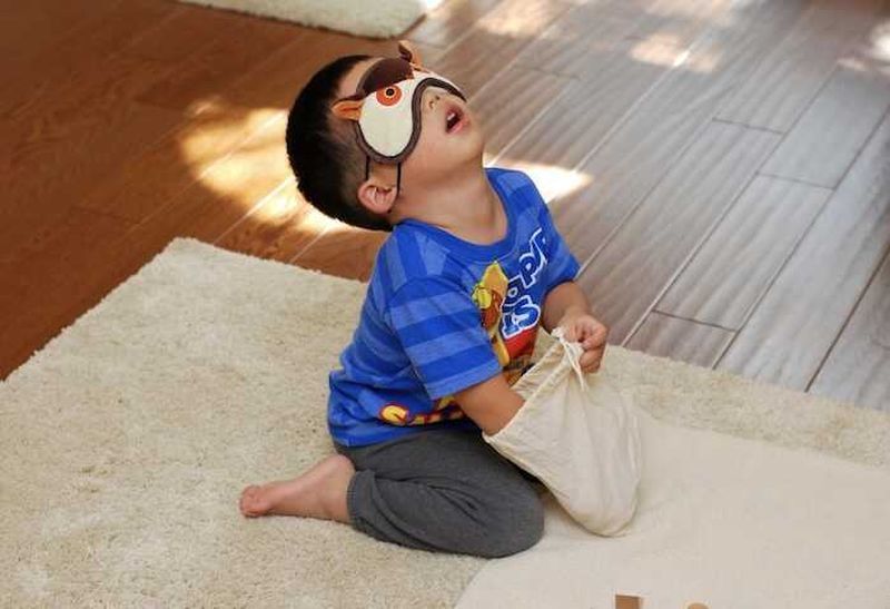 Trò chơi cùng bé đoán thế giới xung quanh phát triển ngôn ngữ (Ảnh: Sưu tầm internet)