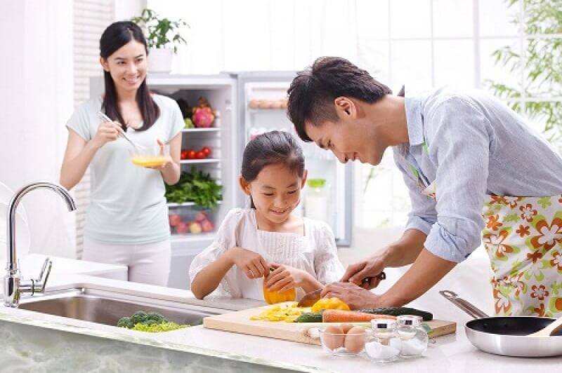 Chia sẻ là chìa khóa xóa bỏ áp lực gia đình mang lại. (Ảnh: Sưu tầm Internet)