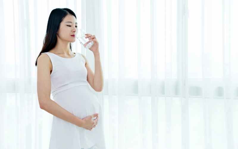 Uống nhiều nước để giúp bà bầu tháng cuối bị tiêu chảy không bị mất nước. (Ảnh: Sưu tầm Internet)