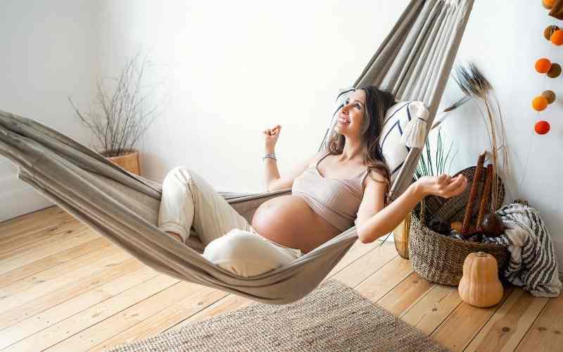 Bà bầu cần kiểm tra chắc chắn độ an toàn của võng trước khi nằm. (Ảnh: Sưu tầm Internet)