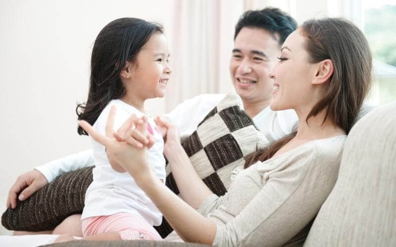 Ít nói do bị bạn bè chọc ghẹo sẽ khiến bé khó luyện tập phát âm. (Ảnh: Sưu tầm Internet)