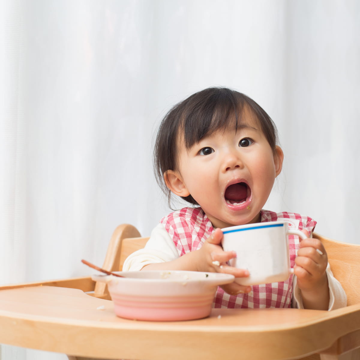 Không nên cho trẻ ăn quá no. (Ảnh: Sưu tầm Internet)