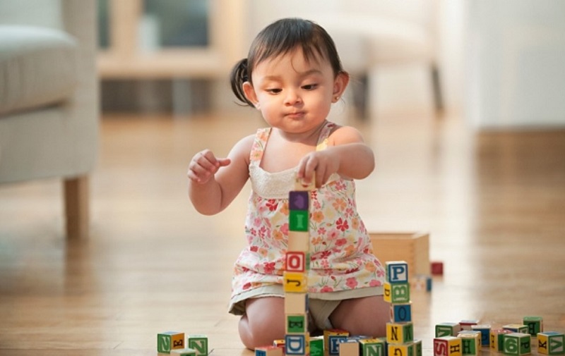 Cùng bé 4 tuổi học mọi lúc mọi nơi. (Ảnh: Sưu tầm Internet)