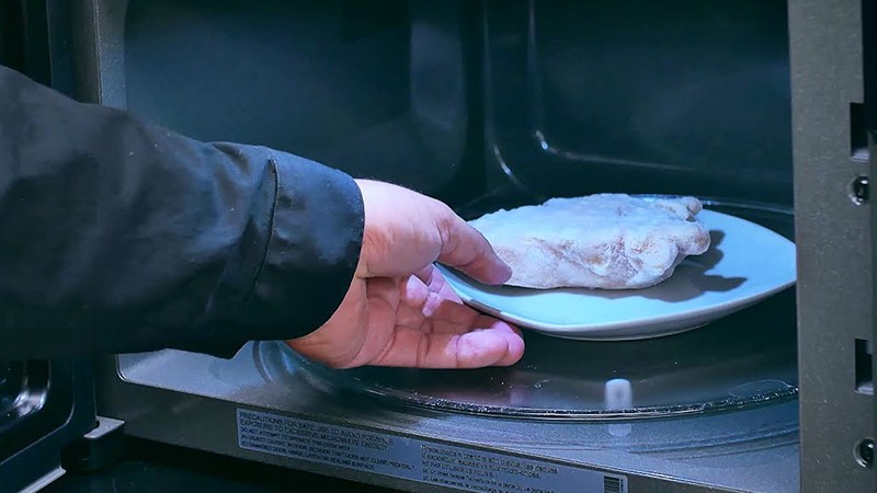 Rã đông sai cách làm giảm chất lượng thực phẩm cho bé. (Ảnh: Sưu tầm internet)