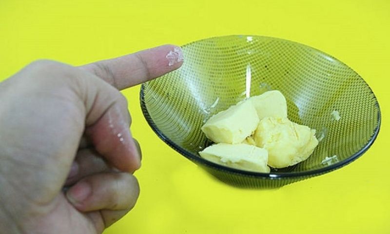 Phết bơ thực vật lên vết keo dính cho đến khi lớp keo bong ra. (Ảnh: Nguồn Internet)