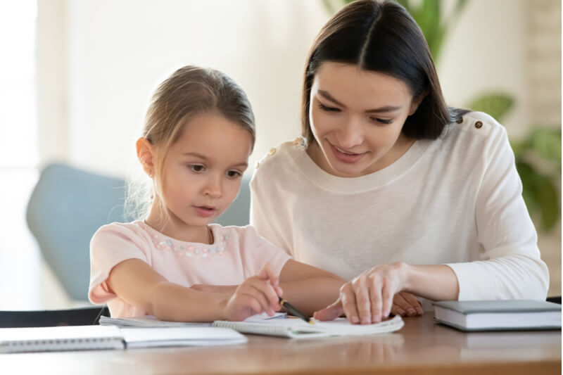 Hãy dạy trẻ đọc và viết cùng lúc. (Ảnh: Sưu tầm Internet)