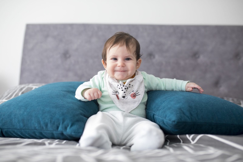 Bé không thể ngồi chắc chắn khi có chỗ dựa là dấu hiệu chậm phát triển. (Ảnh: Sưu tầm internet)