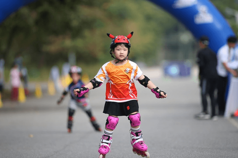 Nên cho bé trượt patin. (Ảnh: Sưu tầm Internet)