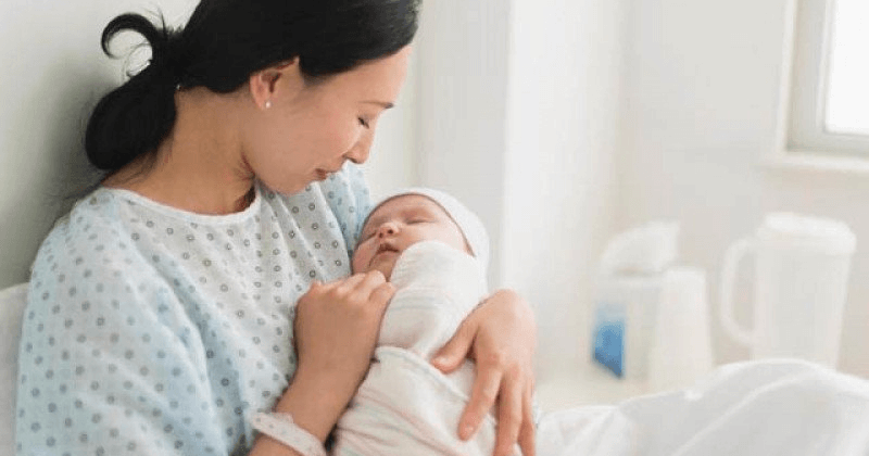 Sau sinh nên cho trẻ bú mẹ càng sớm càng tốt. (Ảnh: Sưu tầm Internet)