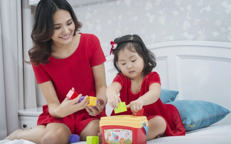 Dạy bé cùng những bài hát và trò chơi thú vị. (Ảnh: Sưu tầm Internet)