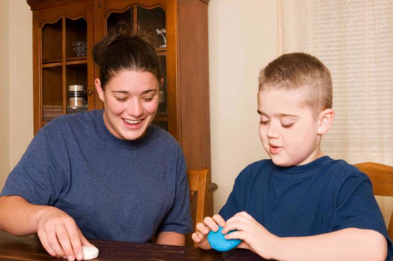 Tương tác thường xuyên với con sẽ giúp con phát huy khả năng ngôn ngữ. (Ảnh: Sưu tầm internet)