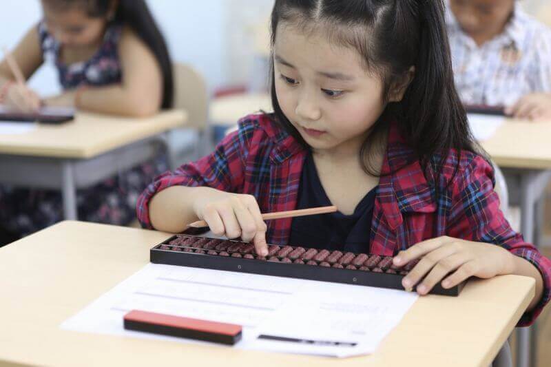 Cách học toán bằng bàn tính Soroban. (Ảnh: Sưu tầm Internet)