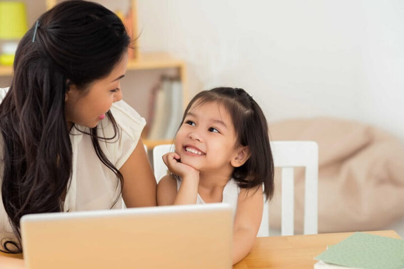 Phụ huynh luôn đồng hành cùng với con trên con đường học tập (Nguồn ảnh: Sưu tầm internet)