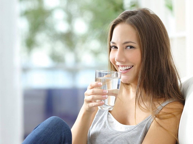 Mẹ nên uống ít nhất 8 cốc nước tương đương với 2 lít nước mỗi ngày (Ảnh: Sưu tầm Internet)