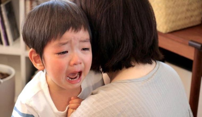 Giữ b&igrave;nh tĩnh khi trẻ giận dữ hoặc b&ugrave;ng nổ cảm x&uacute;c