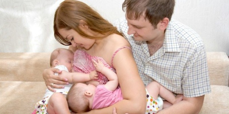 Luôn hỗ trợ nhau để chăm sóc bé sinh đôi tốt nhất. (Ảnh: Sưu tầm internet)