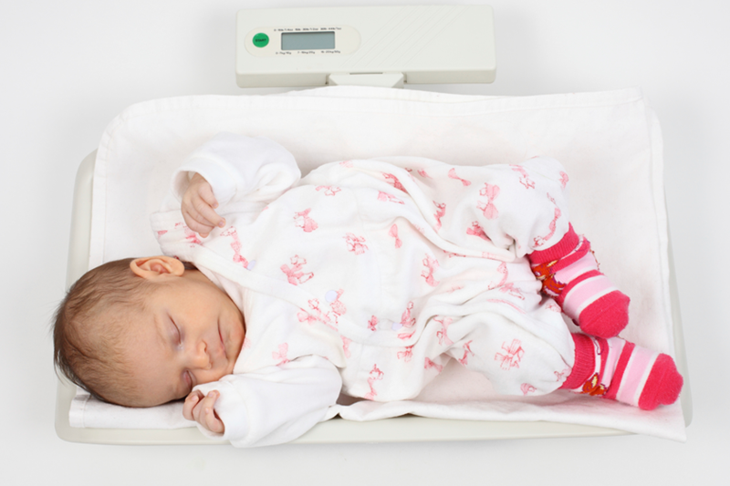 Sụt cân sinh lý là hiện tượng phổ biến ở trẻ mới sinh. (Ảnh: Sưu tầm internet)