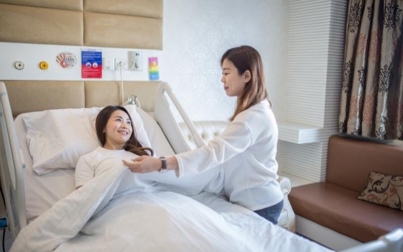 Chăm sóc bệnh nhân sau phẫu thuật buồng trứng. (Ảnh: Sưu tầm Internet)