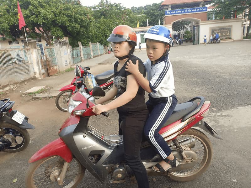 Thường xuyên đưa đón con đi học cũng là một giải pháp tốt. (Ảnh: Sưu tầm Internet)