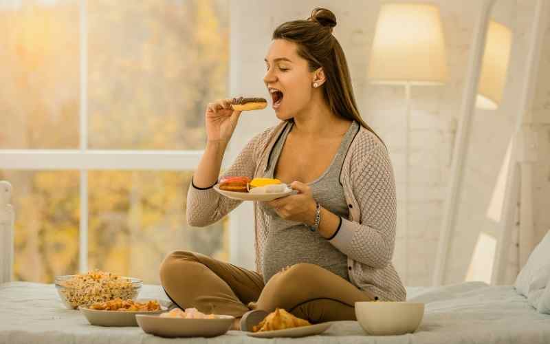 Bà bầu không nên ăn đồ chế biến sẵn, bánh kẹo ngọt. (Ảnh: Sưu tầm Internet)