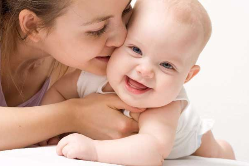 Khi cho trẻ bú sữa mẹ cũng sẽ giúp mẹ giảm bớt tình trạng trầm cảm sau sinh  (Ảnh: Sưu tầm Internet)
