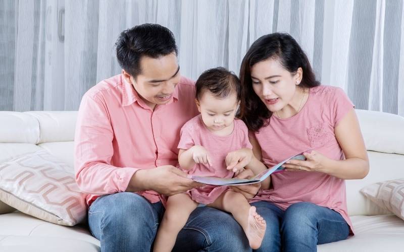 Kể chuyện về tình cảm anh em cho bé. (Ảnh: Sưu tầm Internet)