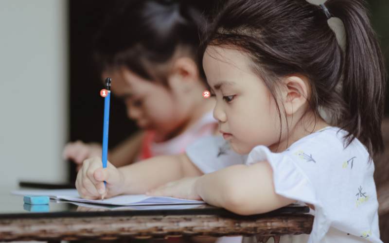 Bé làm bài đọc có chuyện này lớp 2. (Ảnh: Sưu tầm Internet)