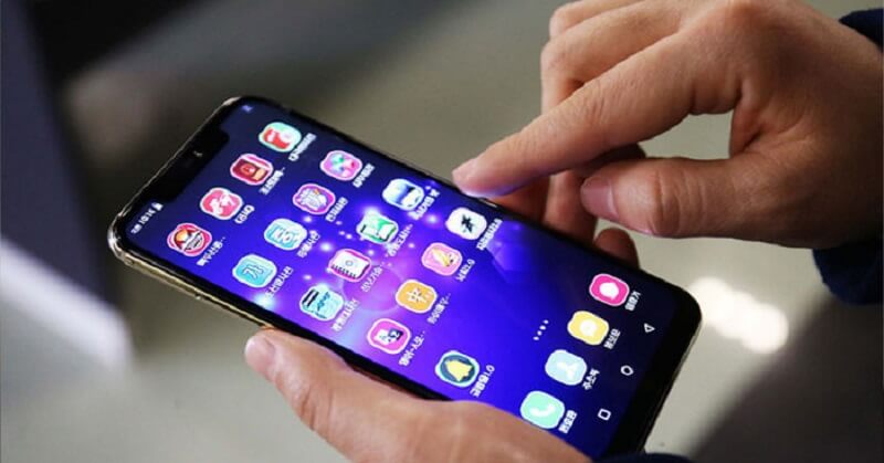 Hạn chế thời gian ngồi sử dụng điện thoại để dành cho gia đình. (Ảnh: Sưu tầm Internet)