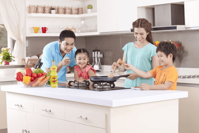 Dạy bé nấu ăn ngay tại nhà với bước “Tham gia vào các công đoạn đơn giản”. (Ảnh: Sưu tầm Internet)