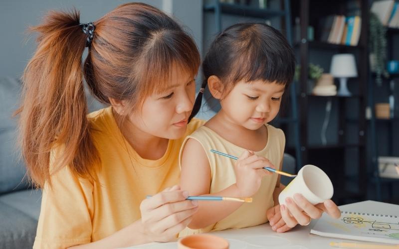 Cho bé vừa học vừa chơi để nhớ con chữ, chỉ cần nhớ chưa cần phát âm đúng. (Ảnh: Sưu tầm Internet) 