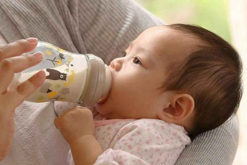 Bé 5 tháng tuổi đang trong quá trình hoàn thiện nhiều kỹ năng vận động, giác quan và giao tiếp. (Ảnh: Sưu tầm Internet)