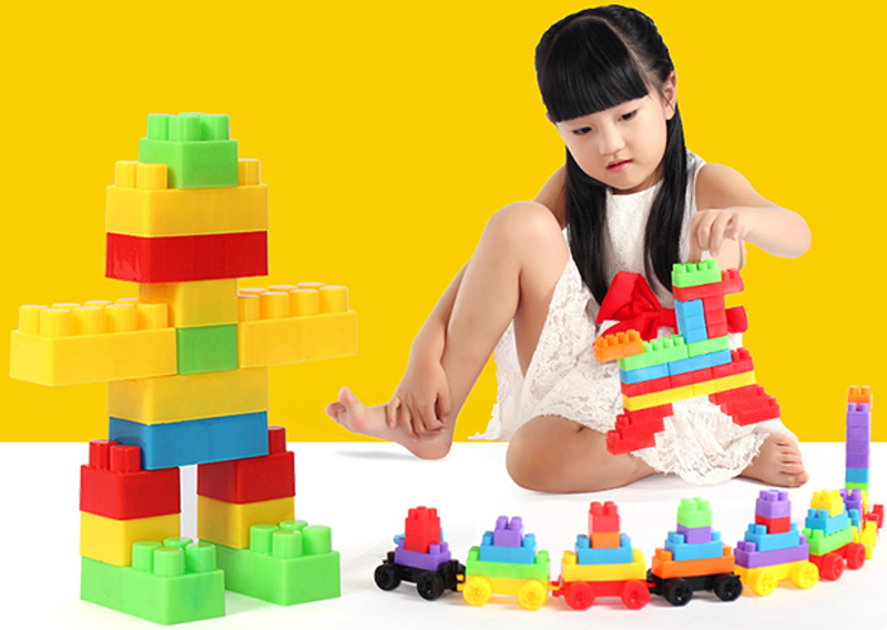 Lắp ráp các khối hình vào nhau giúp bé phát huy trí tưởng tượng và sáng tạo tốt. (Ảnh: Sưu tầm Internet)