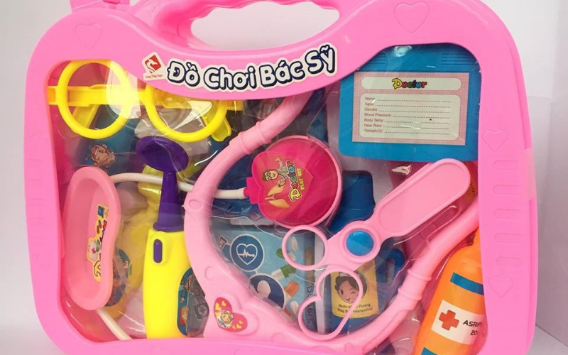 Bộ đồ chơi làm bác sĩ bao gồm nhiều dụng cụ khám bệnh mini. (Ảnh: Sưu tầm Internet)