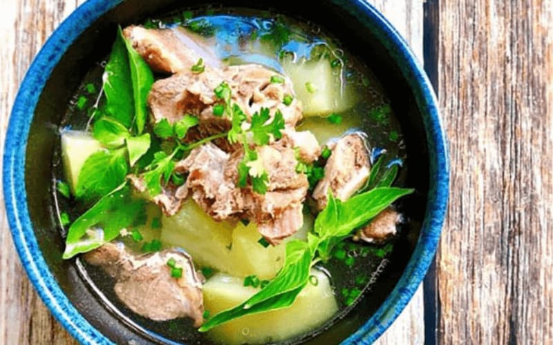 Món Canh sườn non hầm đu đủ xanh, kết hợp lá lốt. (Ảnh: Sưu tầm Internet)