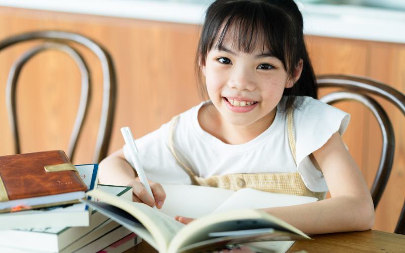 Bé làm phần luyện tập theo bài tiếng việt lớp 2 em học vẽ. (Ảnh: Sưu tầm Internet)