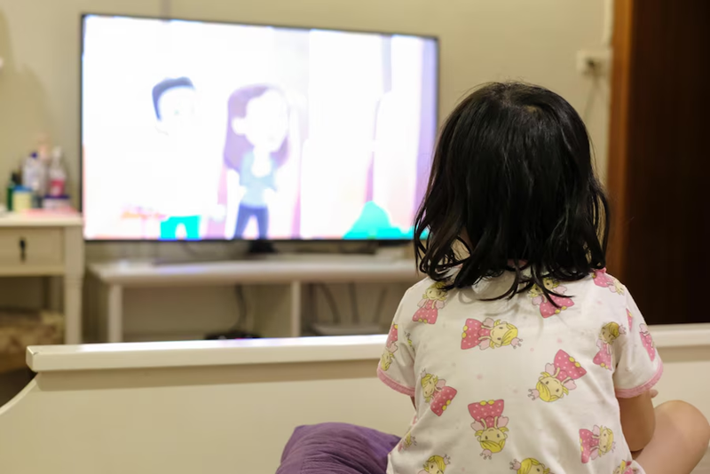 Important notes for parents when letting kids watch English cartoons. (Image: Internet)