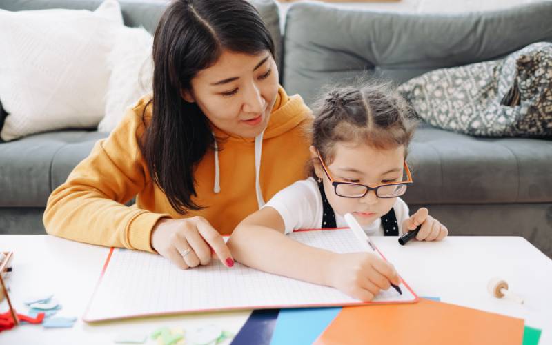 Ba mẹ nên hướng dẫn con tập viết đúng cách. (Ảnh: Sưu tầm Internet)