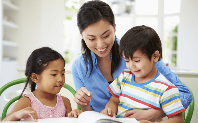 Hãy cùng bé vừa học vừa chơi khi bé 5 tuổi học bảng chữ cái. (Ảnh: Sưu tầm Internet)