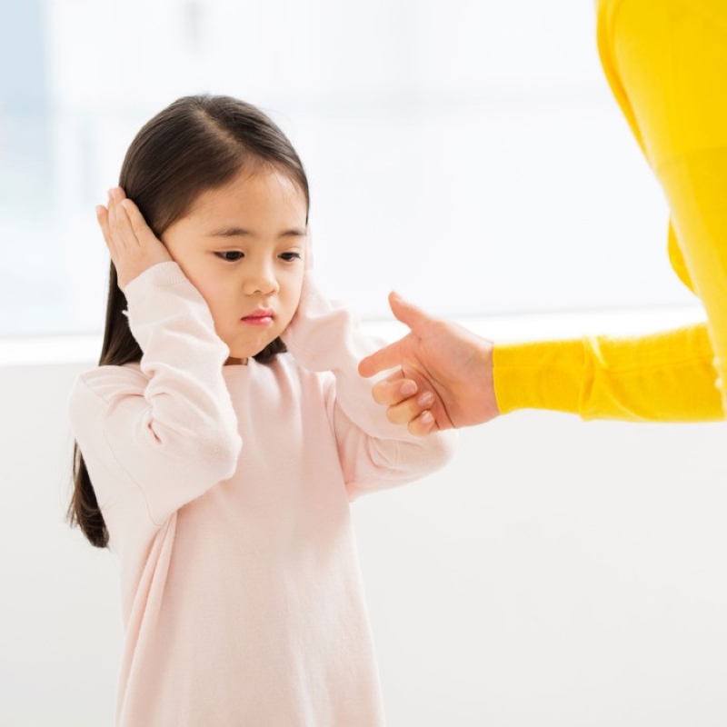 Phụ huynh dạy trẻ không đúng cách. (Ảnh: Sưu tầm Internet)